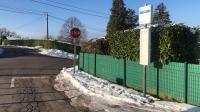 Absence de mobilier urbain, d’accotement... certains arrêts de la CCPEVA ne sont pas sécurisés, comme ici à Marin.
