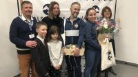 Les deux champions locaux, Manon Haab et Fabien Guillou, mis à l’honneur (à gauche). Le maire, Régis Petit, lors de son allocution (à droite).