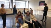 Autour de leur professeur, Guillaume Cesbert (debout, à droite) et de son « assistante », les six comédiens de Kliniken répètent une dernière fois leur rôle.