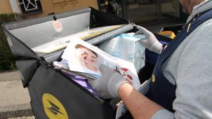 Depuis le lundi 30 mars, les facteurs distribuent le courrier et les colis, trois jours par semaine.