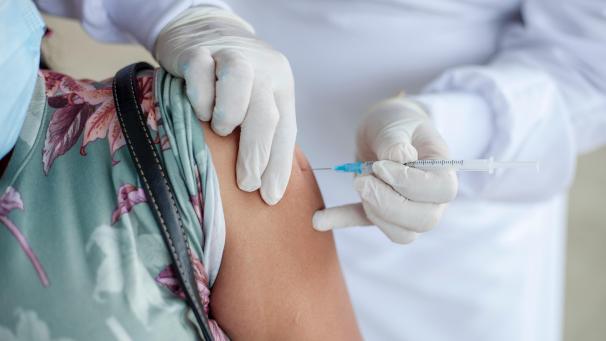 &Agrave; l&rsquo;approche des f&ecirc;tes, les autorit&eacute;s sanitaires recommandent &laquo; vivement &raquo; aux personnes &agrave; risque d&rsquo;avoir recours &agrave; la vaccination.