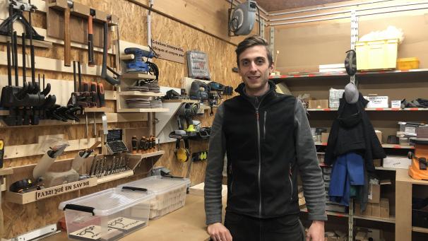 Thibaut dans son atelier route de Tours o&ugrave; il fabrique tous ses produits.