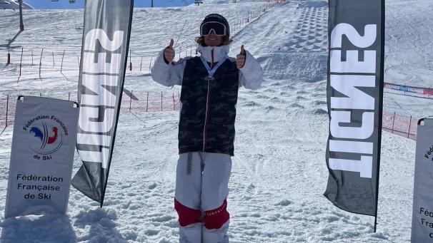 Noé Servoz, formé au ski-club de Châtel, est champion de France junior de ski de bosses.
