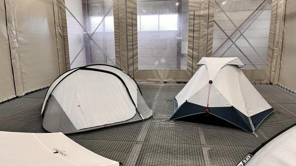 Les tentes et sacs de couchage sont testés à quelques kilomètres du Mountain Store. Cet atelier s’appelle le «labo douche».