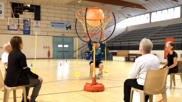 Accessible à tous, le basket santé est une pratique collective qui permet une activité physique adaptée.