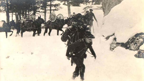 Engagé comme aumônier des chasseurs alpins en janvier 1945, Camille Folliet trouvera la mort en voulant secourir un blessé.