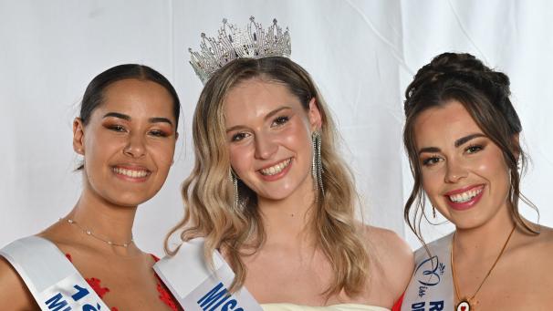 Alizée Gens (au centre) a été élue Miss Bugey Pays-de-Gex 2024 devant plus de 500 personnes, à l’Espace Malraux, dimanche 5 mai.