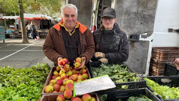 Michel et sa fille vendent un large choix de fruits et de légumes cultivés dans l’exploitation familiale.