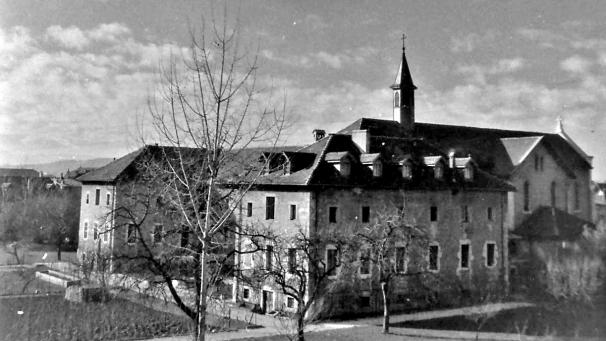 Vue du couvent des Capucins à Annecy, le 14 février 1948.