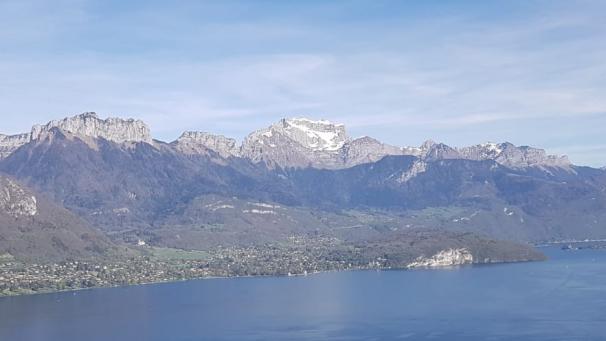 Au-dessus du lac d’Annecy, le sommet de la Tournette (photographié ici en avril 2024) est encore bien enneigé.