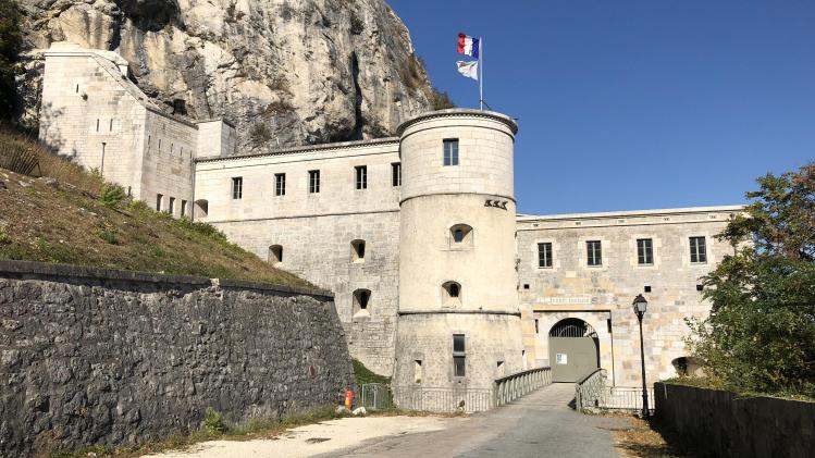 Entrée de Fort l’Ecluse, sur la D1206, dans le département de l’Ain.
