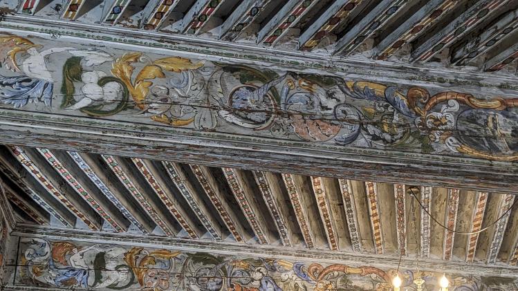 Le plafond comporte des médaillons représentant des paysages proches de Conflans.