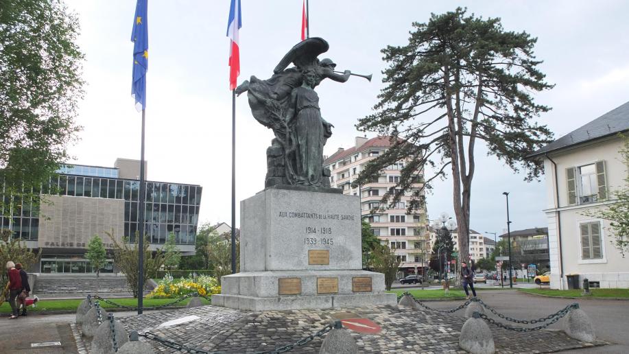Le monument est situé face à la préfecture de Haute-Savoie.