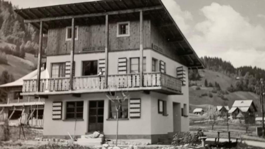 Le chalet Croc-Blanc, dans les années 50, avec la mention « Kiné » sur la façade.