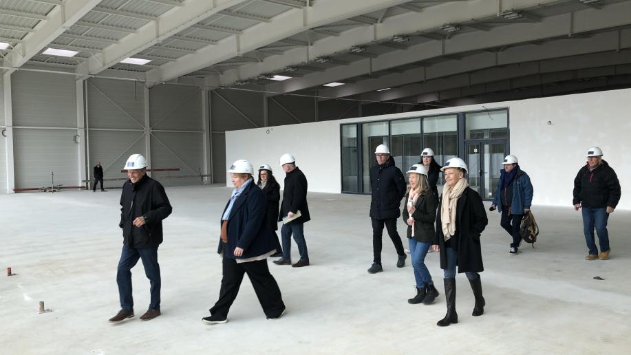 Régis Petit, avec des élus de la Région Aura et du Pays de Gex, ont visité le chantier.